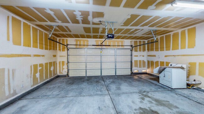 Building Photo - ** 2 weeks free rent. Excluding recurring fees** 2 BDR / 2.5 BATH SPACIOUS HOME