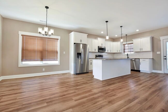 Building Photo - Pet Friendly Three Bedroom!