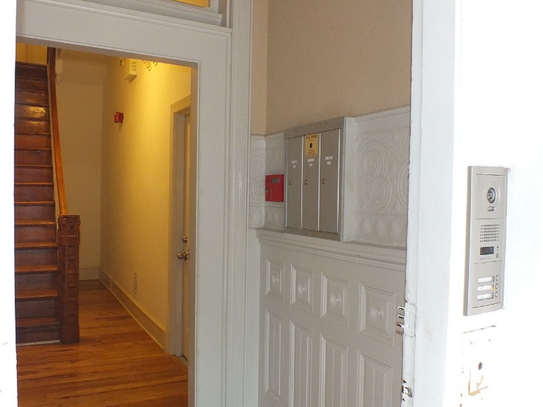 Building Photo - 637 N 32nd St