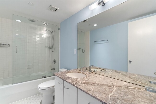 Building Photo - 975 Memorial Dr