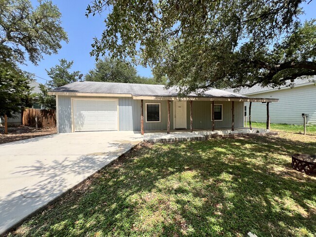 Building Photo - 1825 Lakeview Dr