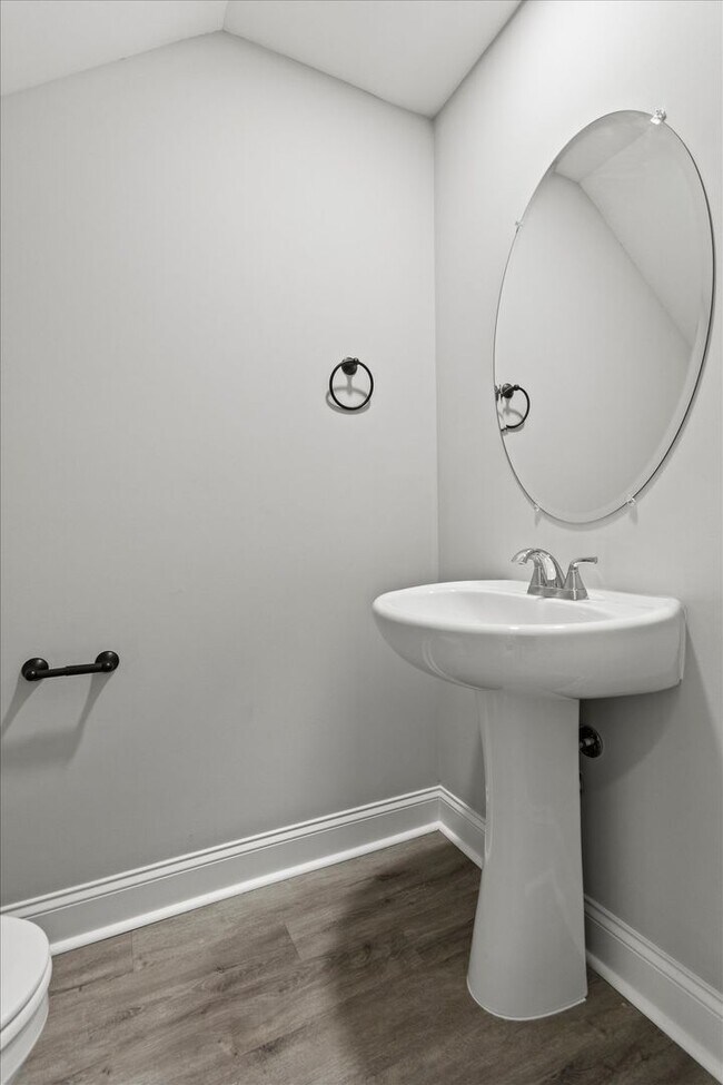 Building Photo - Stylish 4BR Townhome Living in the Heart o...