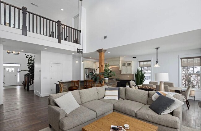 Building Photo - Stunning luxury rental!