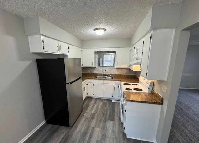 Building Photo - Spacious 2 bedroom / 1 bathroom duplex in ...