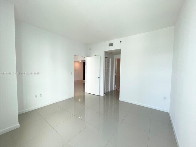 Building Photo - 950 Brickell Bay Dr