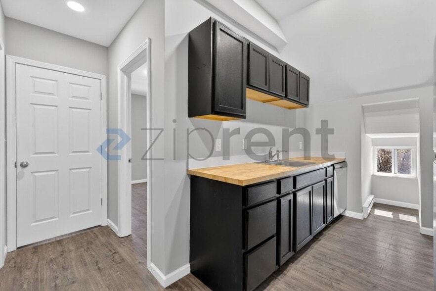 Building Photo - 158 Cliff St