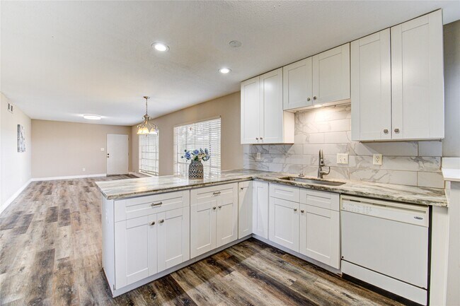 Building Photo - 2101 Fountain View Dr