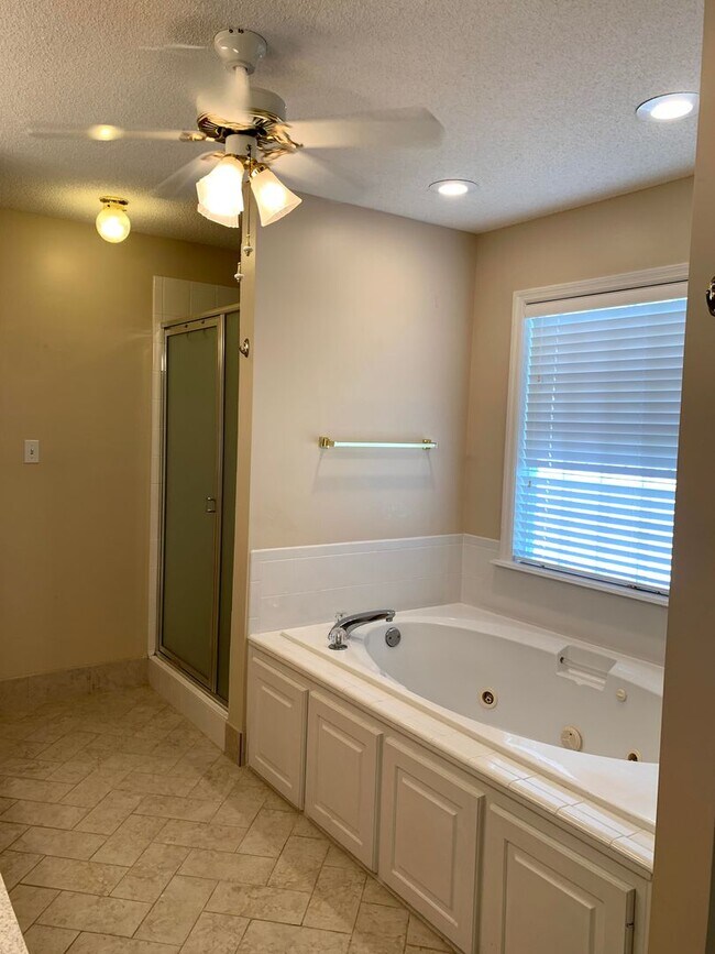 Building Photo - Beautiful 4-Bedroom Valdosta Home with Sun...