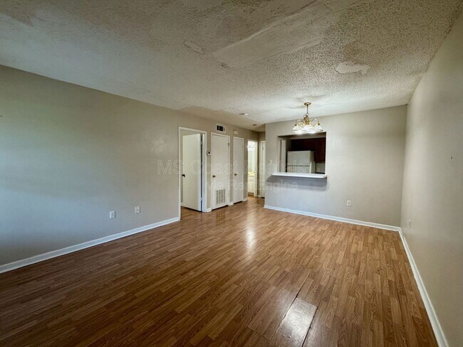 Building Photo - 190 Tegarden Rd