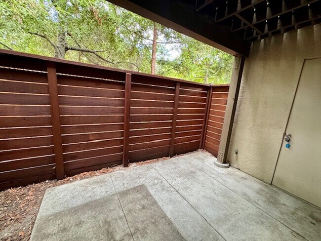 Building Photo - Wonderful lower level 2 bedroom, 1 bath co...