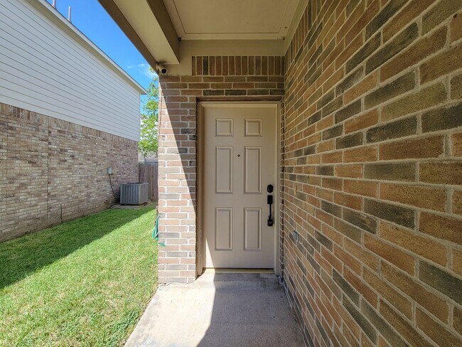 Building Photo - Well-Maintained Home with Spacious Layout ...