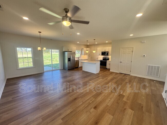 Building Photo - 204 Landmark Dr