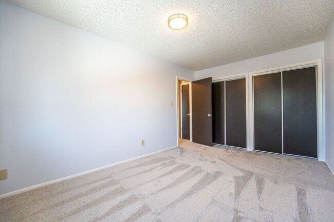 Building Photo - 954 S Miller St