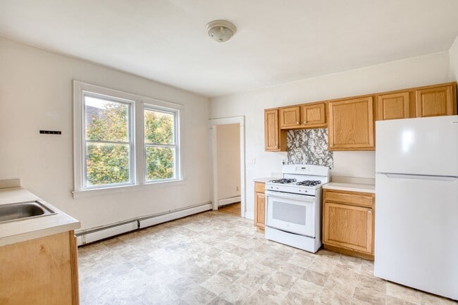 Building Photo - Spacious 3 Bedroom on top floor of 3 family home