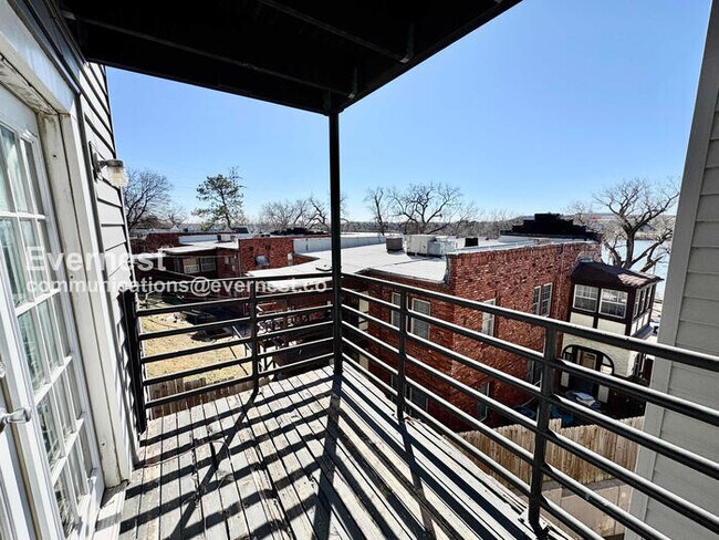 Building Photo - 1327 S Lawton Ave