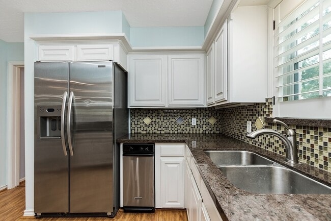 Building Photo - 5511 Greentree Dr