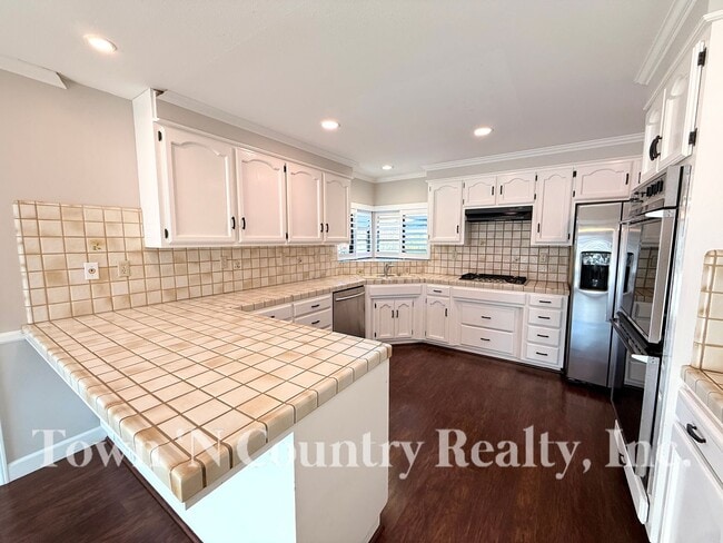 Building Photo - 1198 Loyola Dr