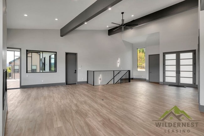 Building Photo - 348 Lake View Dr