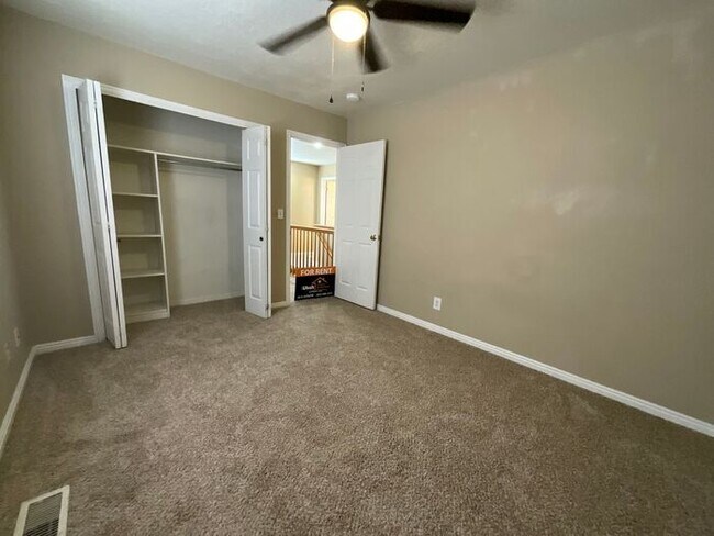 Building Photo - 3 bdrm 2 1/2 bath Townhome