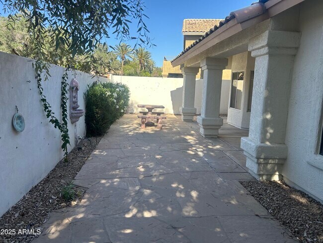 Building Photo - 1322 E Briarwood Terrace