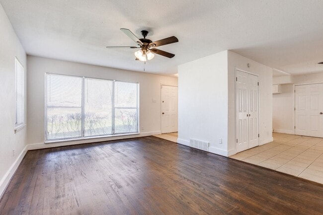 Building Photo - Spacious 4 Bed 2 Bath Home with Stainless Steel Appliacnes