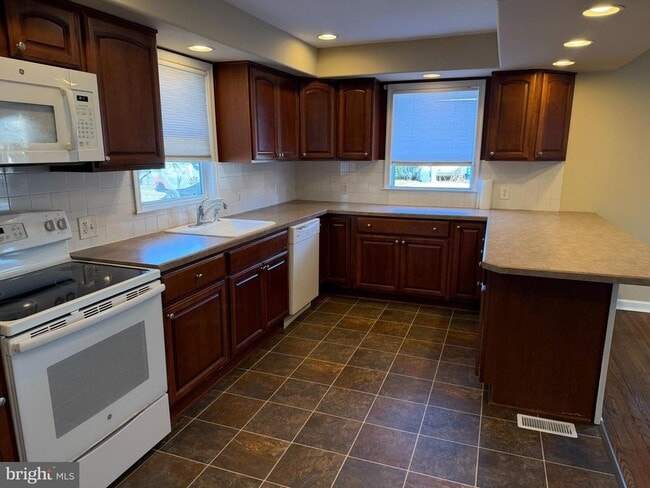 Building Photo - 15 W Floral Ave