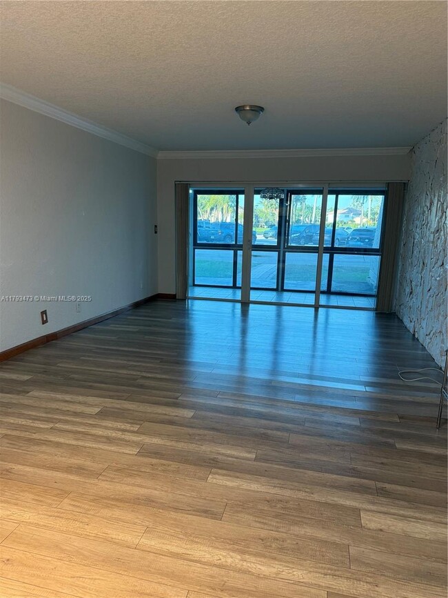 Building Photo - 120 Lakeview Dr