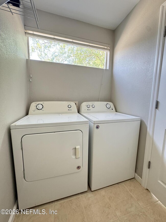 Building Photo - 8880 Old Kings Rd S