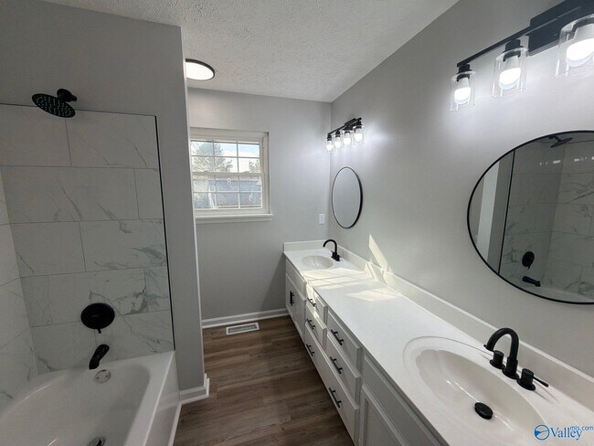 Building Photo - 103 Kestrel Ct SW