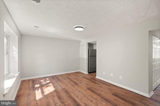 Building Photo - 8305 Pondside Terrace