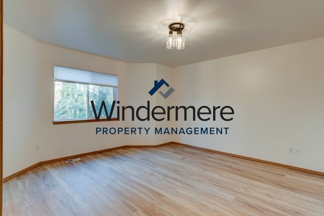 Building Photo - Single-Level 3 Bedroom Home with Fenced Yard