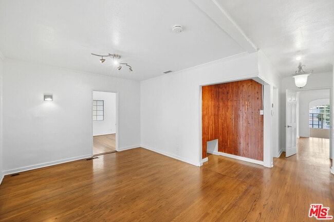Building Photo - 2132 Cove Ave