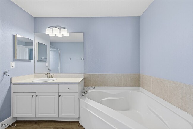 Building Photo - 1134 NE 4th Pl