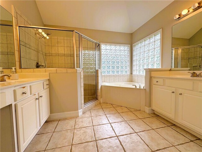 Building Photo - 907 Lenox Ct NE