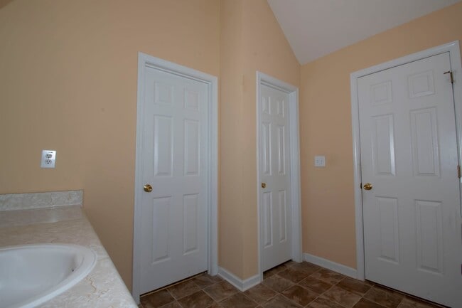 Building Photo - Impressive 3 Bed, 2.5 Bath Home