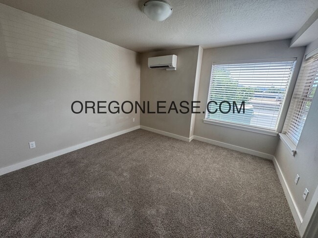 Building Photo - 3 bedroom 2.5 bath townhouse in Cal Young ...