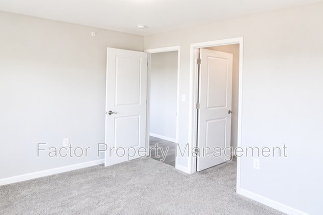 Building Photo - 561 S Elk St