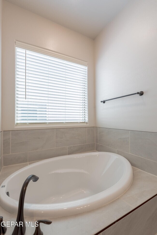 Building Photo - 828 Paseo Solar Dr