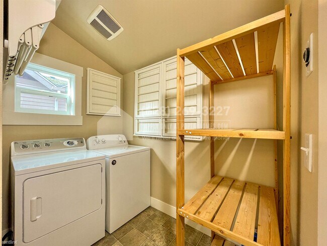 Building Photo - 3 br, 2.5 bath Townhome - 9209 Interlake A...