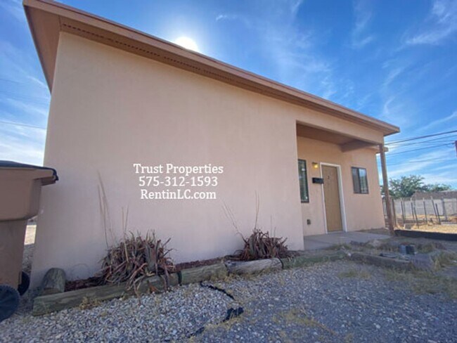 Building Photo - 614 S Almendra St