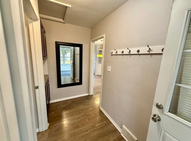 Building Photo - Brick Ranch in Forest Hills