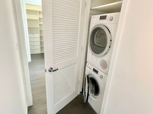 Building Photo - HIP 2BR/2BA Inner Mission Top Floor Boutiq...