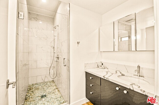 Building Photo - 535 N Formosa Ave
