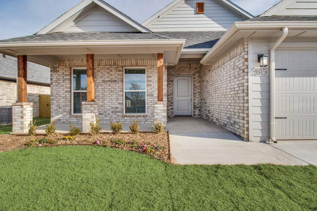 Building Photo - 2815 Orchid Dr
