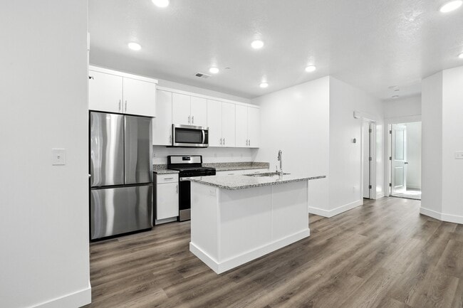 Building Photo - 470 W 15 S