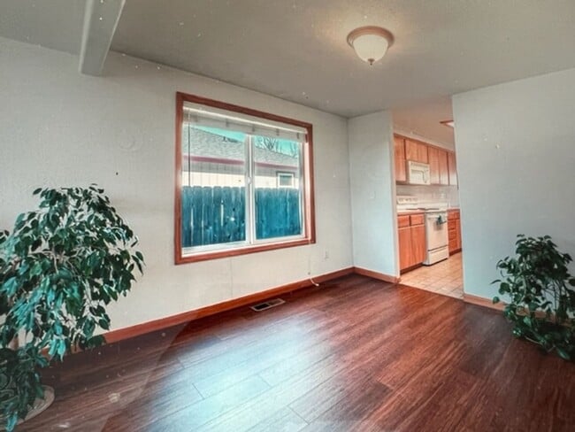 Building Photo - Beautiful Central Point 3 Bedroom 2 Bath Home