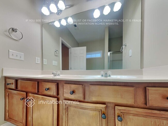 Building Photo - 490 Roland Manor Dr