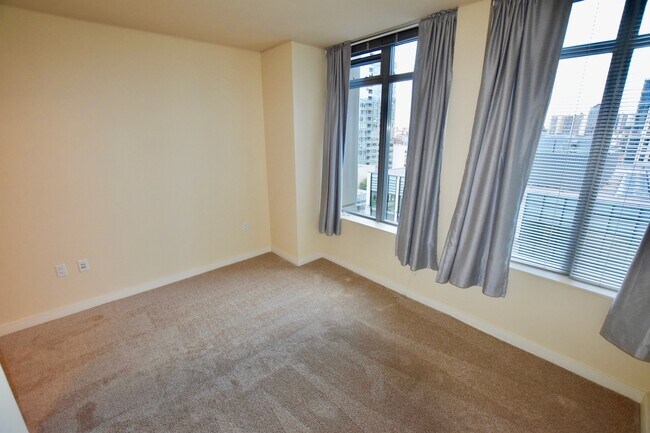Building Photo - Beautiful Downtown 2 Bedroom Condo - Spaci...