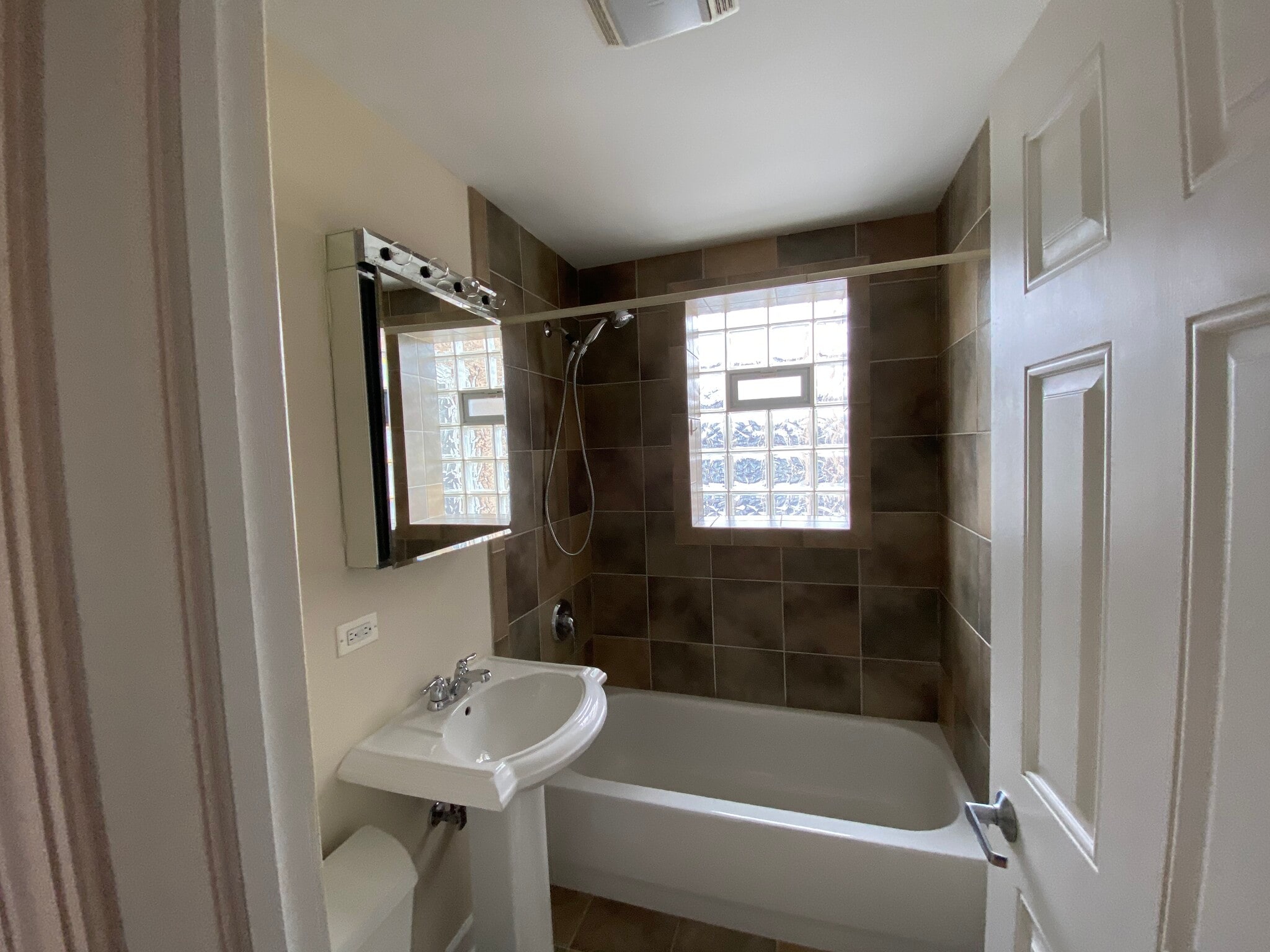 Building Photo - 3246 N Clifton Ave