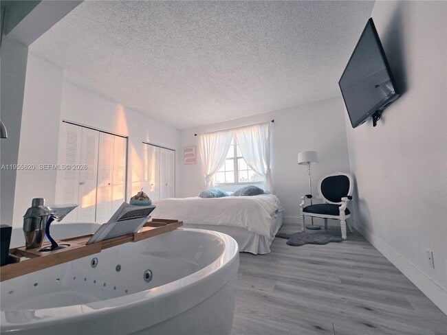 Building Photo - 1303 Presidio Dr